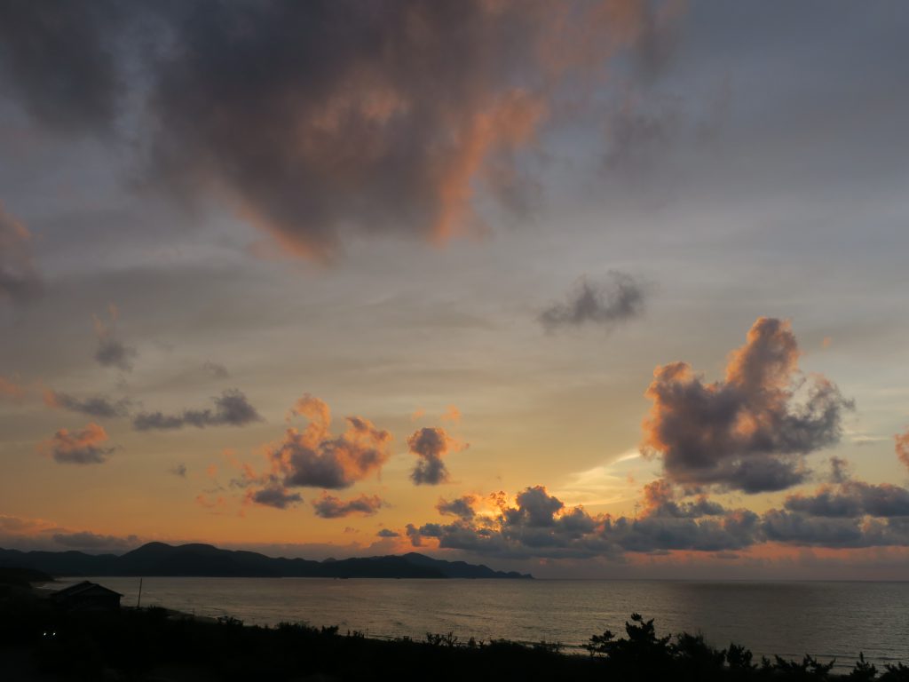 今日の夕日 夕焼けがきれいです 夕日ヶ浦温泉 京都 夕日ヶ浦 公式hp 旅館 新海荘 地魚好きが集まる宿